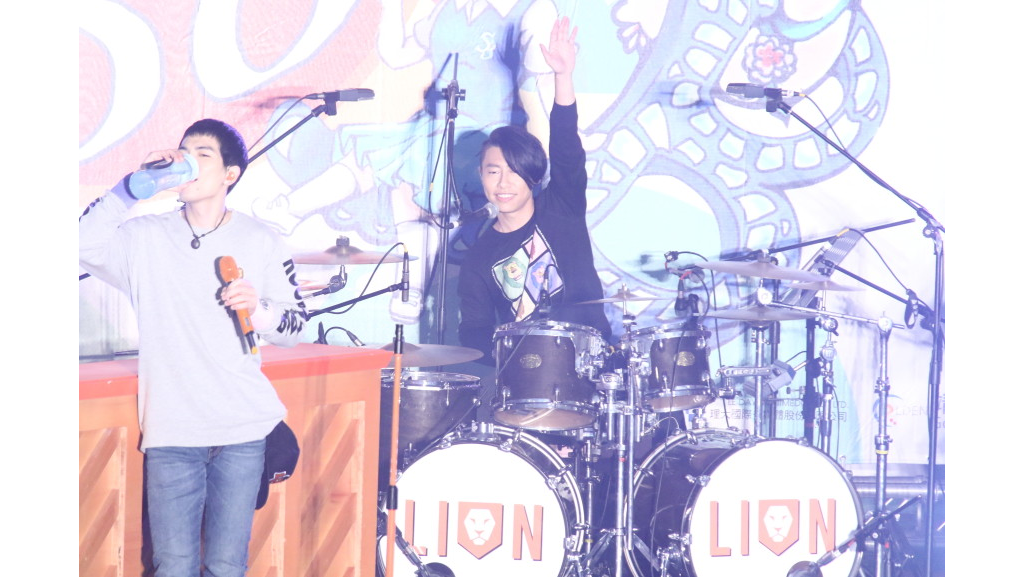 Jam Hsiao and Lion go back to high school 8days