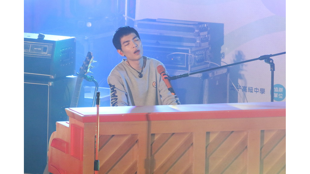 Jam Hsiao and Lion go back to high school 8days