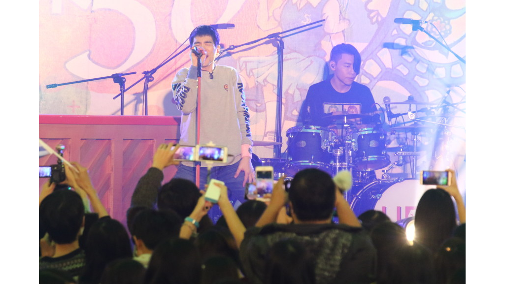 Jam Hsiao and Lion go back to high school 8days