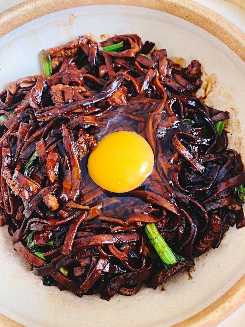 Cook Claypot KL-Style Hokkien Mee With Egg In Less Than 30 Minutes - 8days