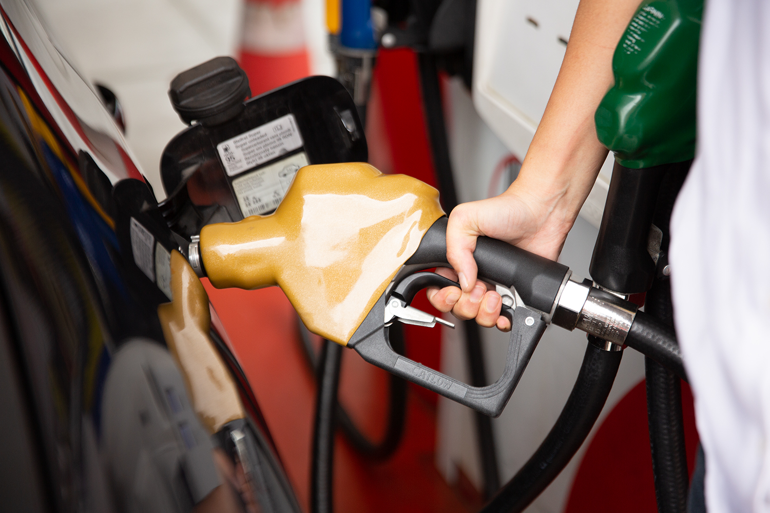 CNA Explains: Why petrol prices will take time to fall to pre-conflict levels 