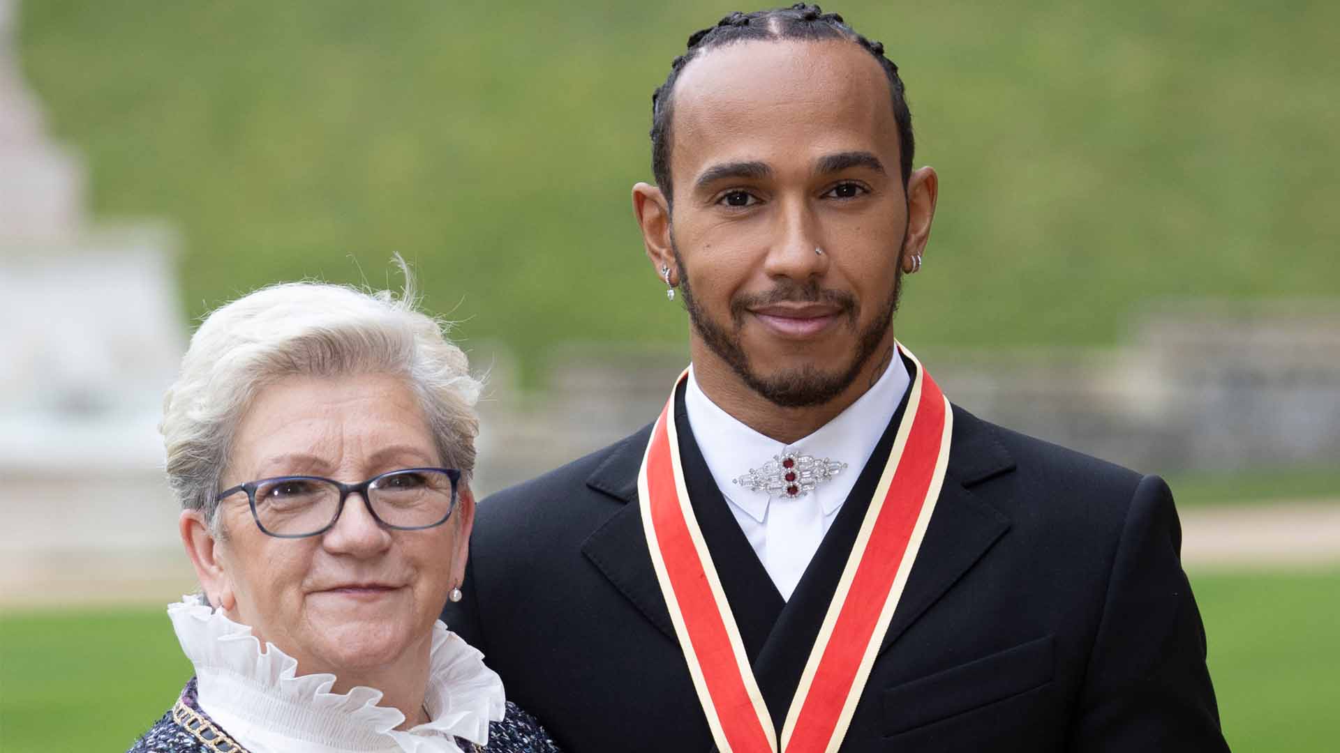 F1 Star Lewis Hamilton To Change Name To Include Mother's Surname - 8days