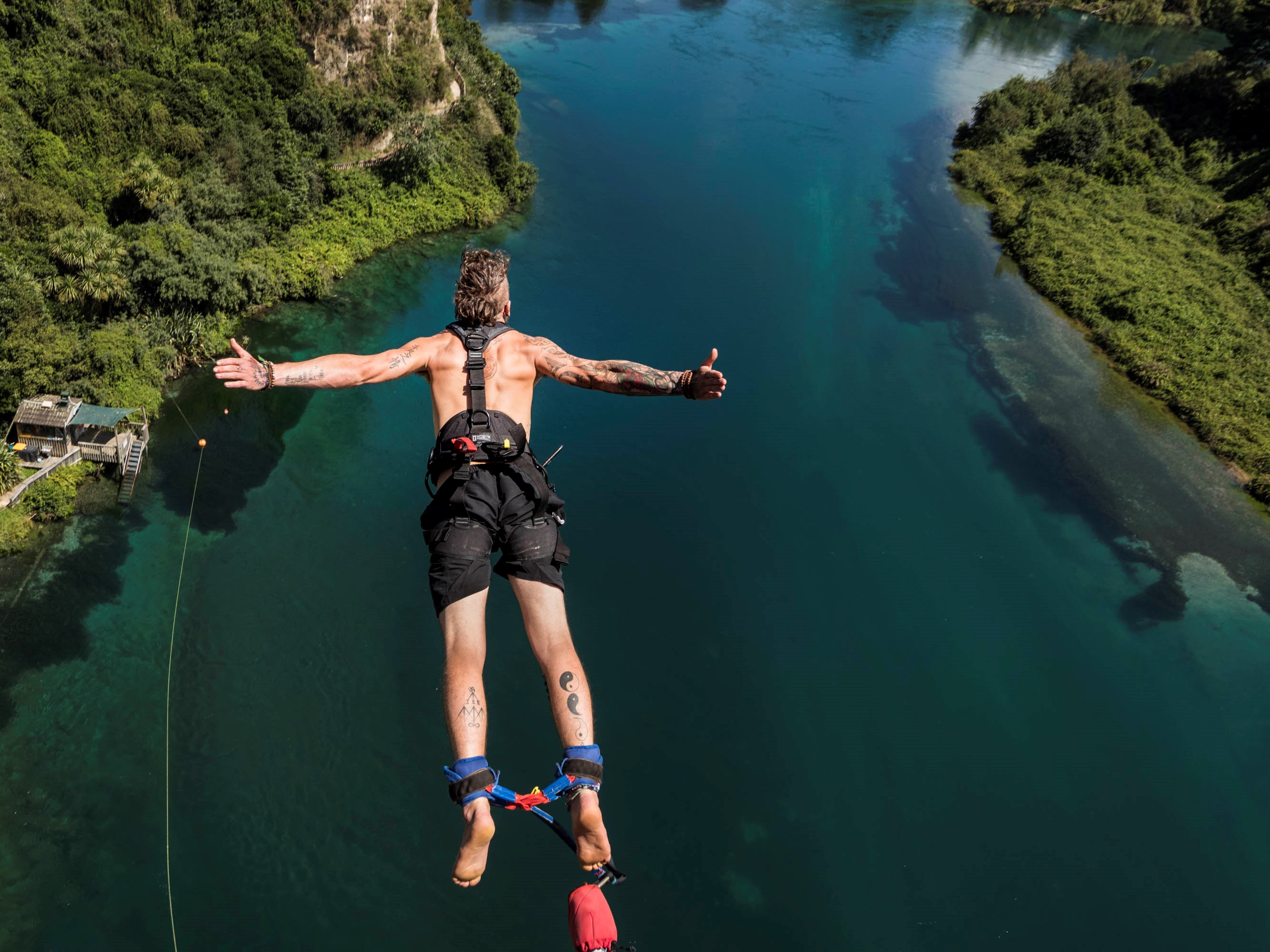 Прыжок с тарзанки. Bungee jumping новая Зеландия. Тарзанка в Таупо новая Зеландия. Джампинг туризм. Новая Зеландия экстремальный туризм.