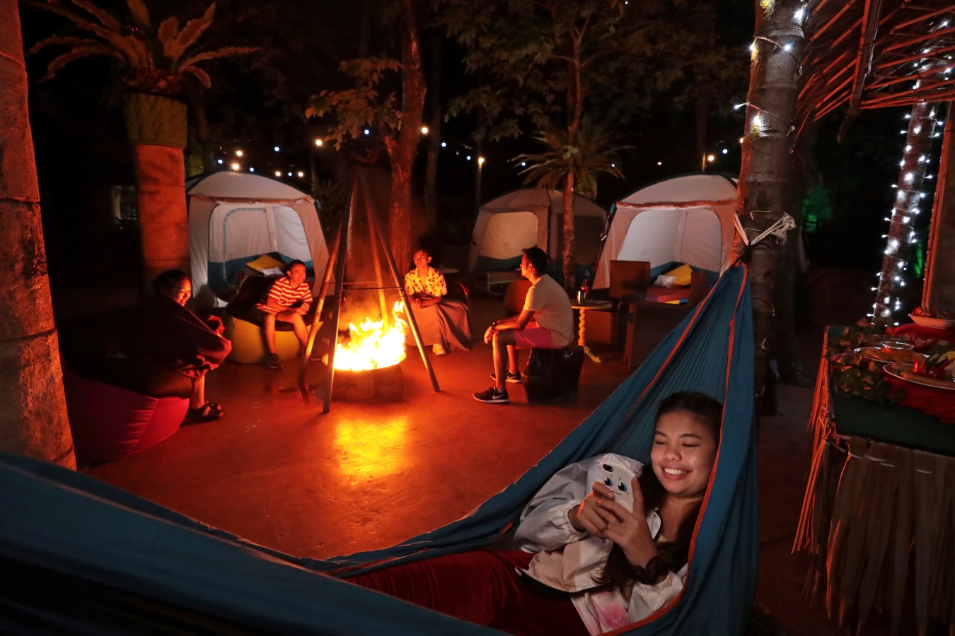 When night falls, make your way from the theme park to the Explorer’s Campsite and relax by the campfire. 