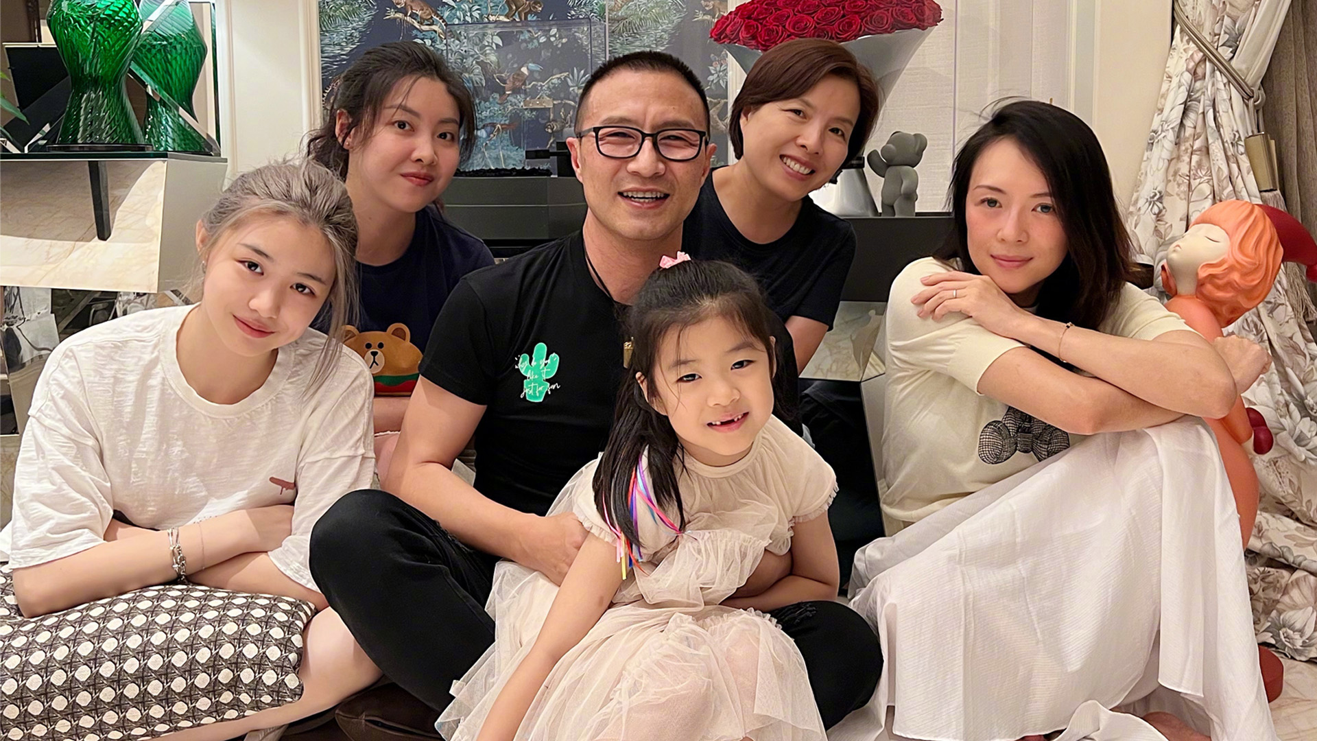 Netizens Speculate Zhang Ziyi Looks Glum In This Pic 'Cos Her Step-Daughter  Has The Same Colour Hair As Her Birth Mum - 8days