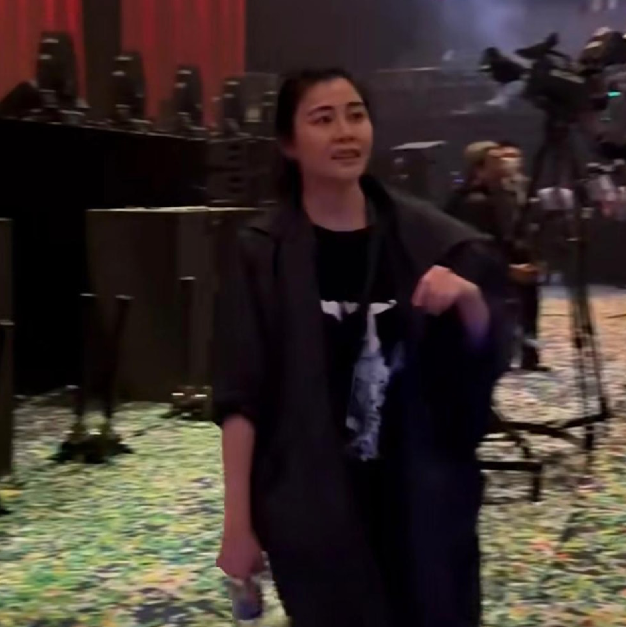 "Has She Her Roots?" Yoyo Mung Criticised By Chinese
