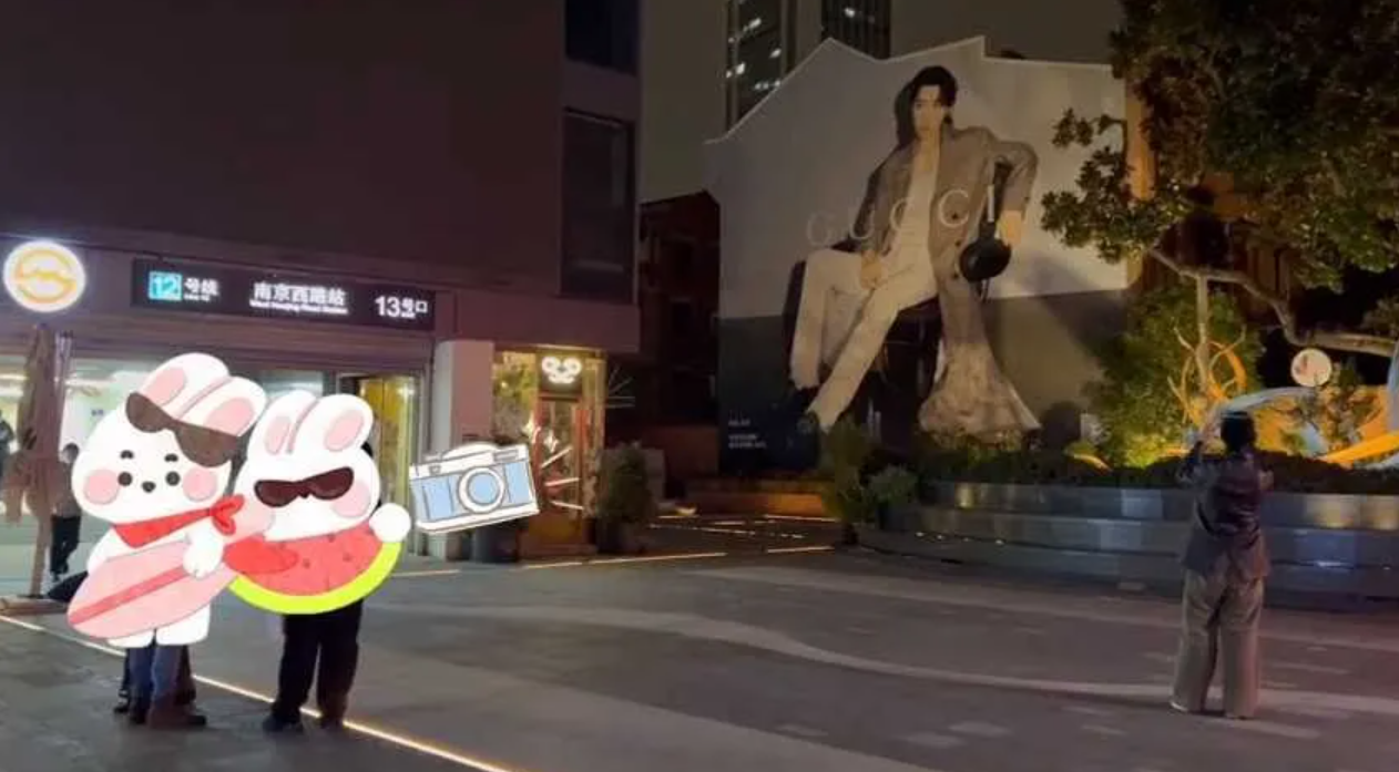 Fans fail to recognise Chinese actor Xiao Zhan even as he queues up with them to take a picture with his own ad - CNA Lifestyle