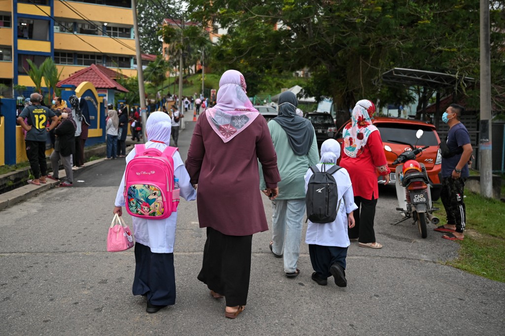 Around 6,000 students in Malaysia infected with influenza, prompting school closures