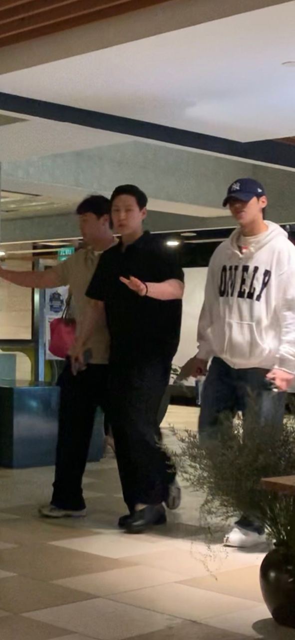Cha Eun Woo Ate At A Korean Restaurant In Mandarin Gallery After His Cha Eun Woo Ate At A Korean Restaurant In Mandarin Gallery After His