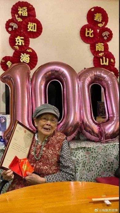 La madre de Anita Moi tiene 100 años;  Ang recibe a los prisioneros y una carta de felicitación del gobierno de Hong Kong
