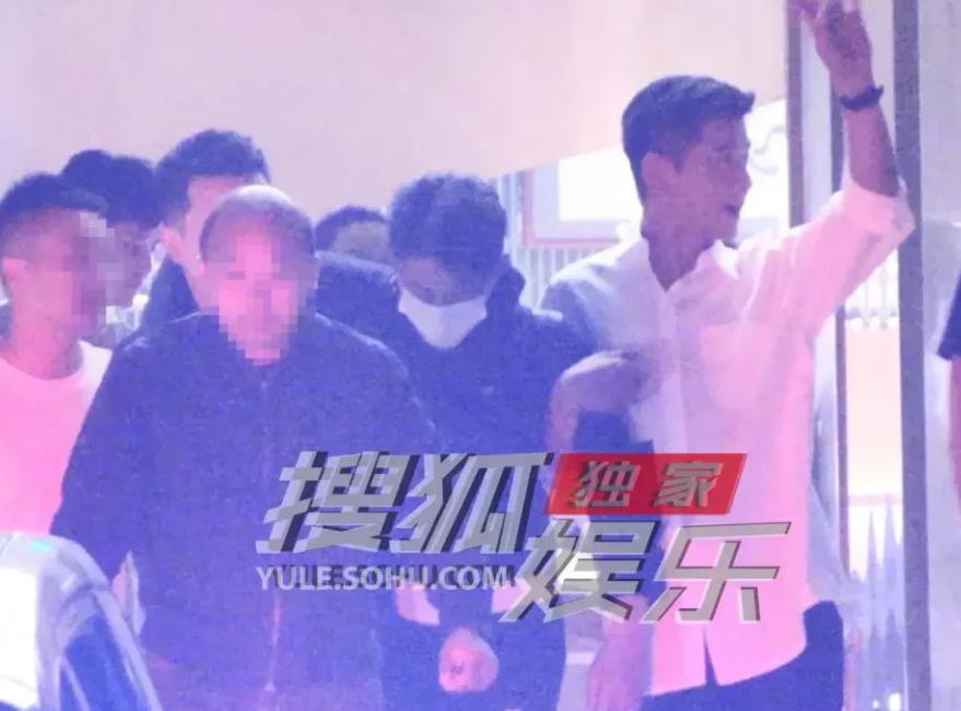 Wallace Huo Was So Drunk He Needed To Be Helped Out By Two People After