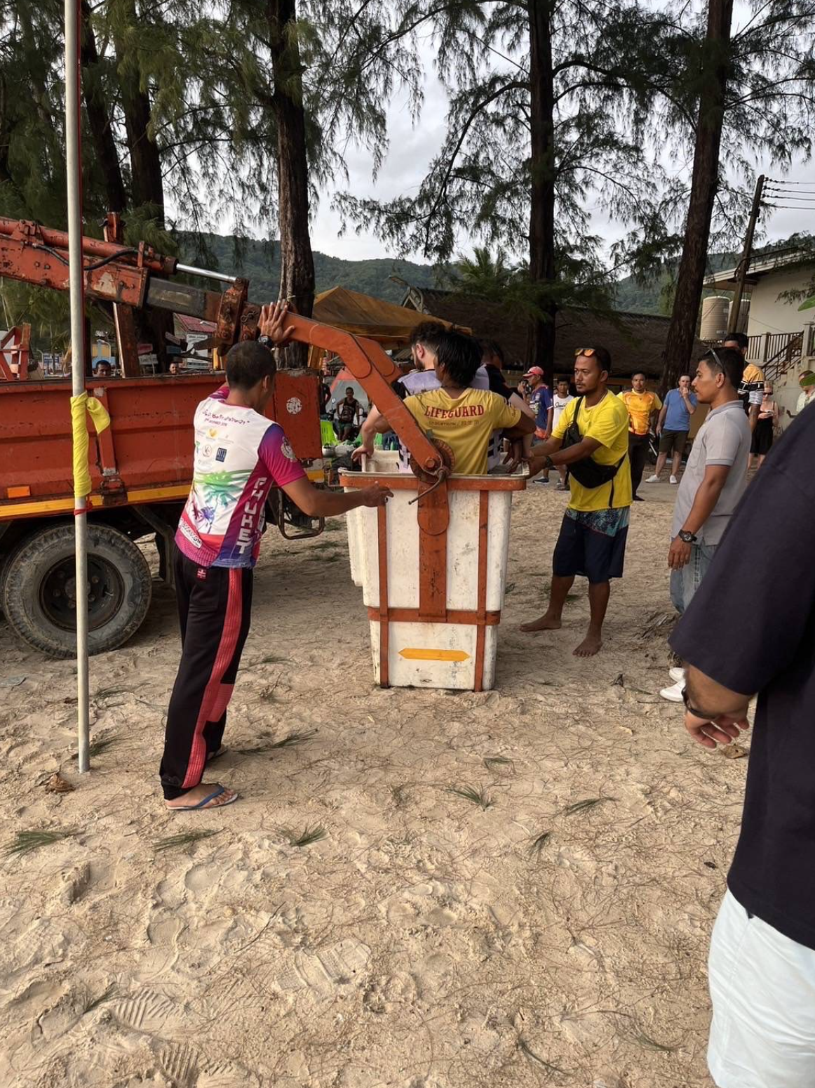 Un turista se queda atrapado en un árbol mientras practicaba parapente en Phuket