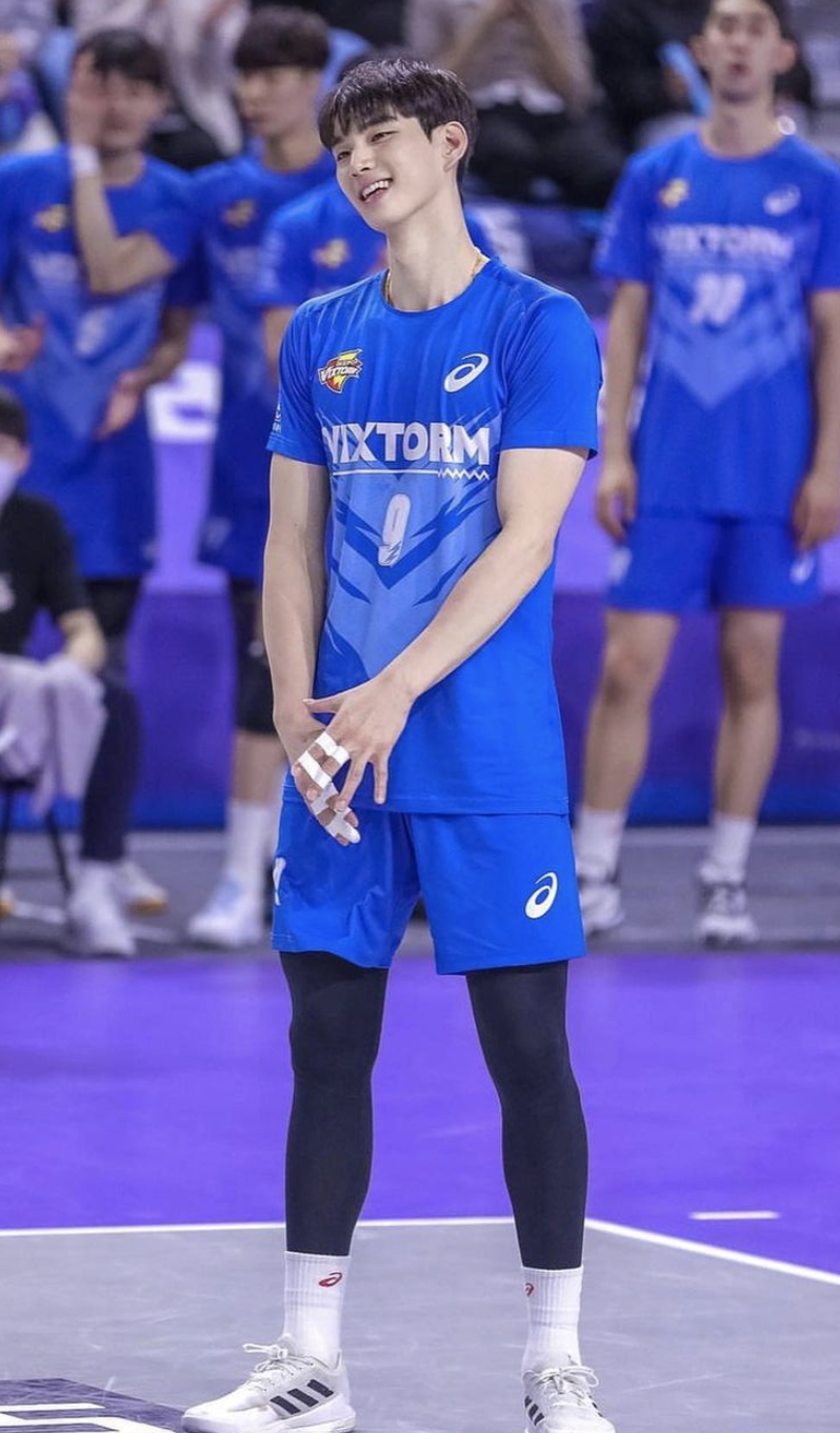 South Korean volleyball player Lim goes viral for looking like Kim Soo
