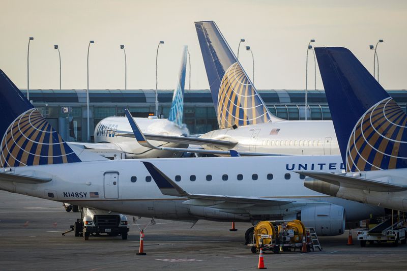 White House warns shutdown could trigger holiday air travel chaos