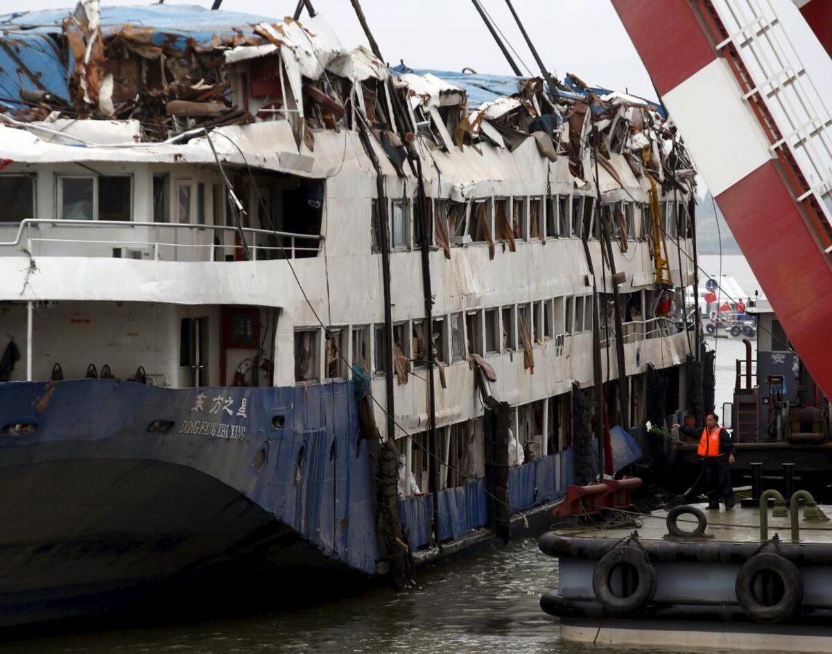 Kapal China eastern star yang tenggelam di China.