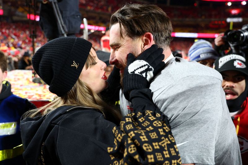Taylor Swift, NFL star Travis Kelce announce engagement