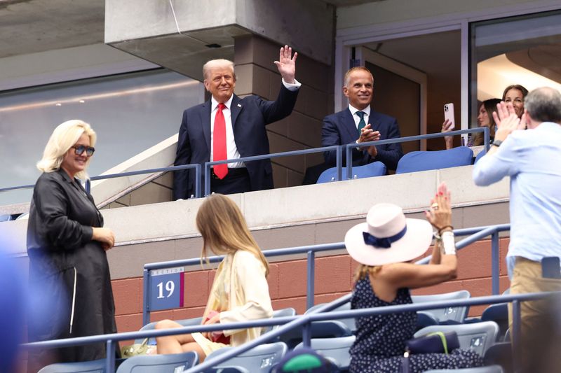 Trump arrives at US Open to mix of cheers and boos, delaying start