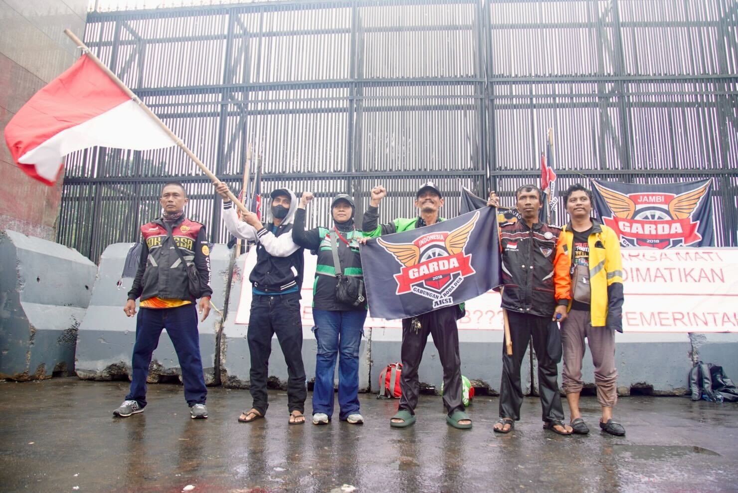 Planned protest by online drivers in Indonesia fizzles out amid wet weather 