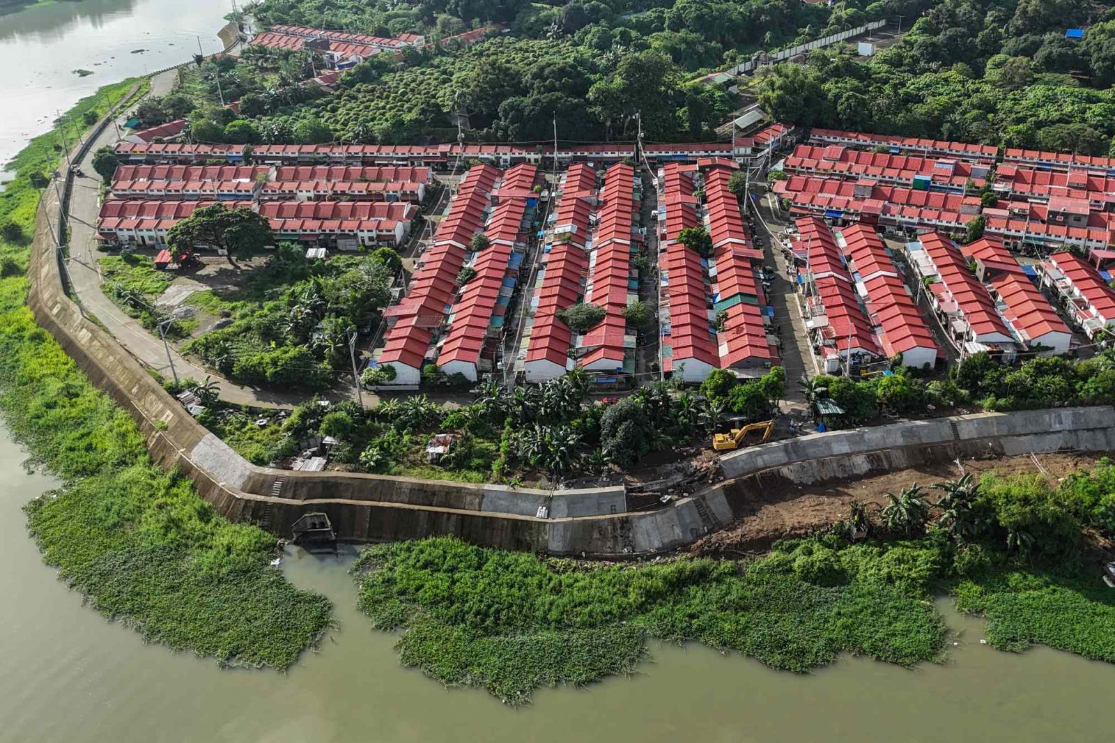 Philippines 'ghost' flood projects leave residents stranded