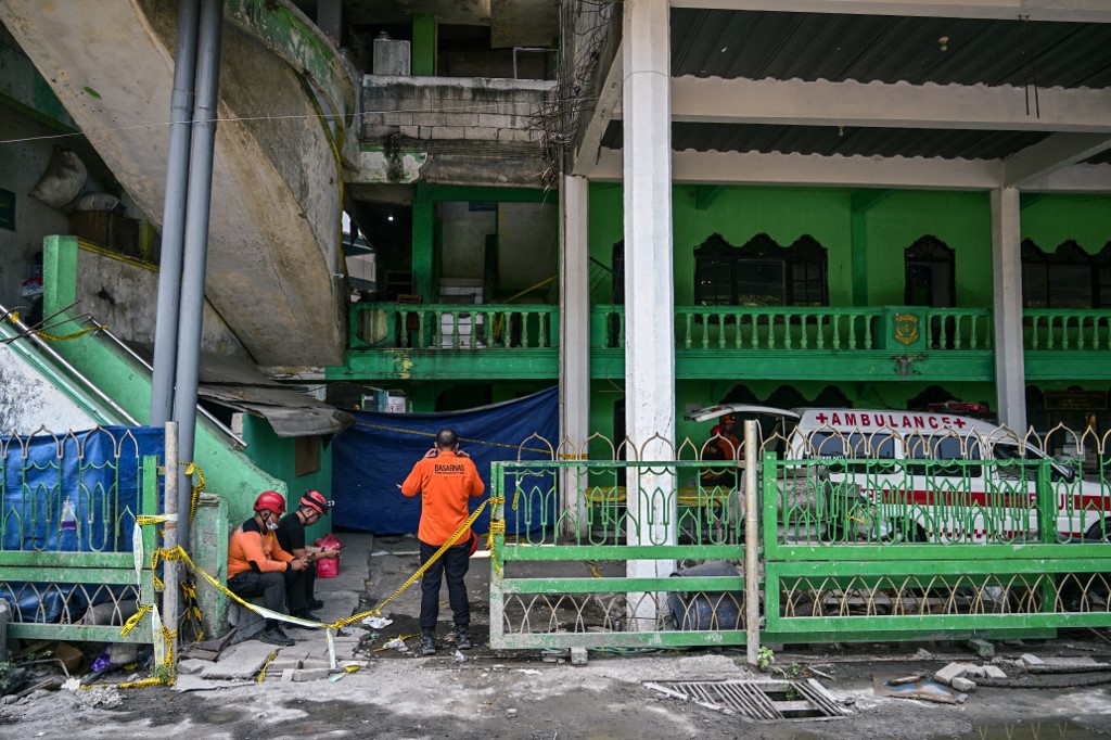 Indonesia school collapse death toll rises to 17, dozens still missing