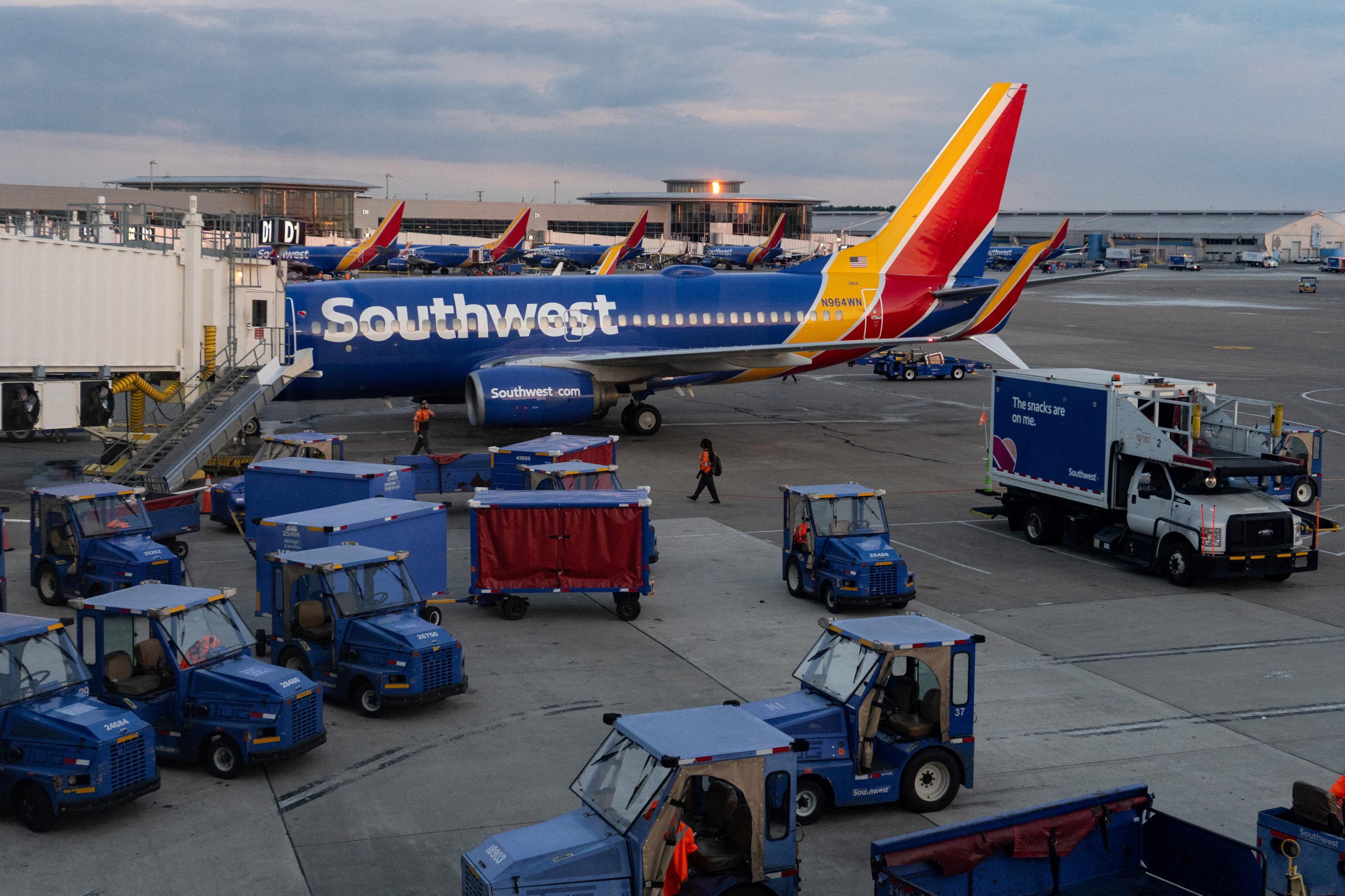 US air traffic control staffing hit for second day, delaying flights