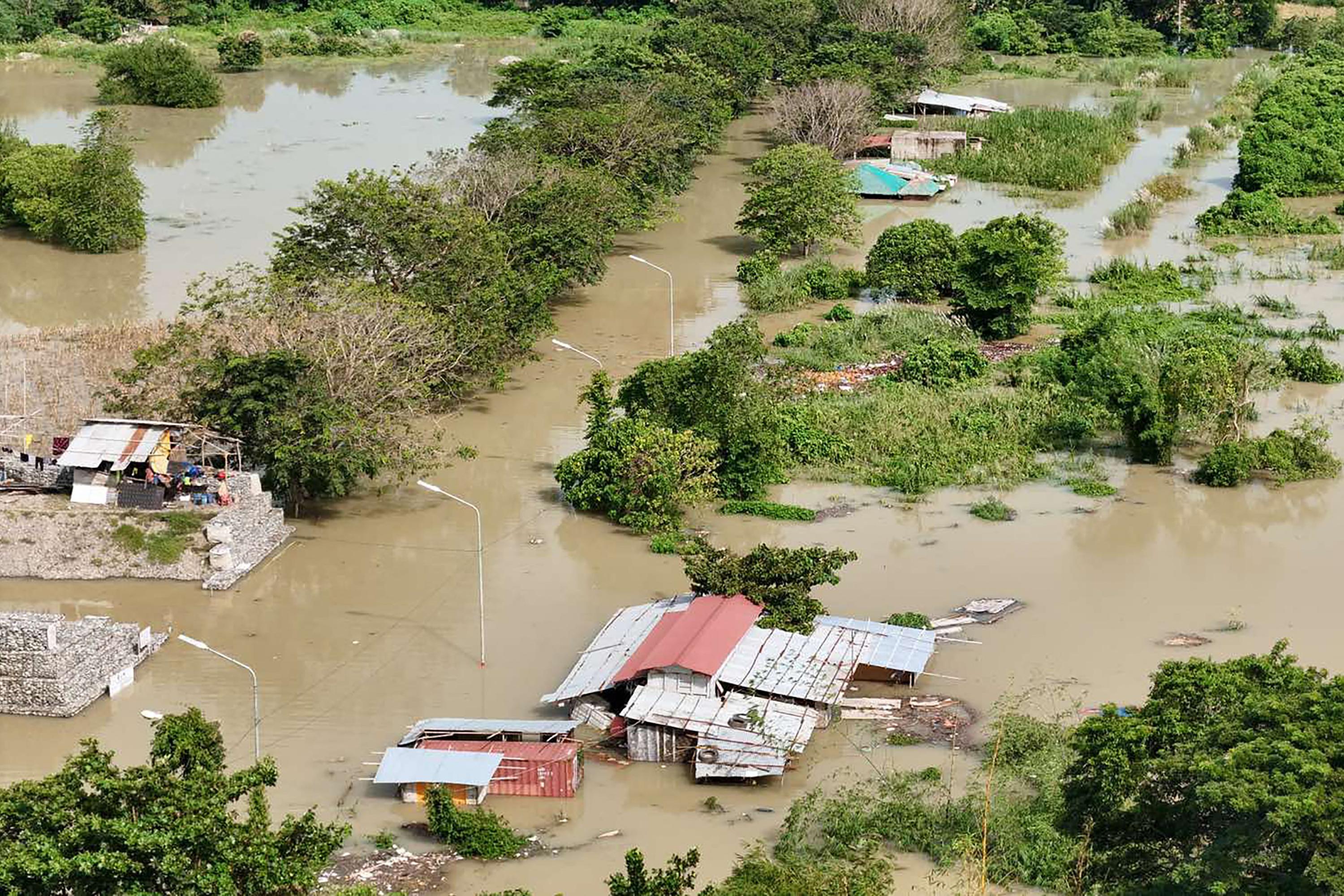 Thousands flee Philippine coast as storm approaches