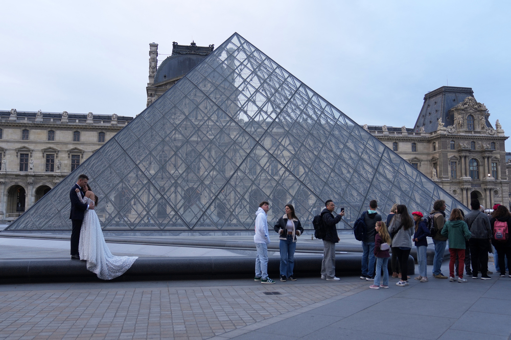 Suspects arrested in Louvre heist case, says Paris prosecutor Suspects arrested in Louvre heist case, says Paris prosecutor
