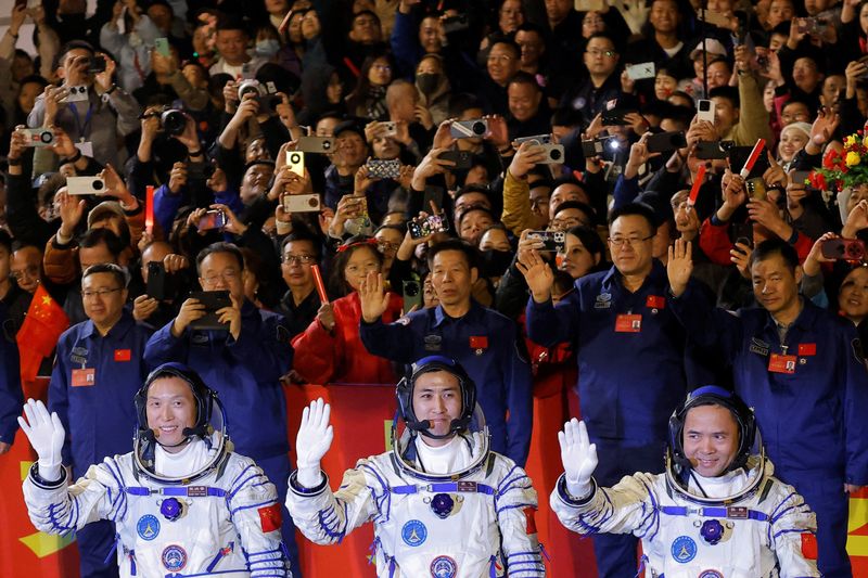 China holds send-off ceremony for space station astronauts  China holds send-off ceremony for space station astronauts