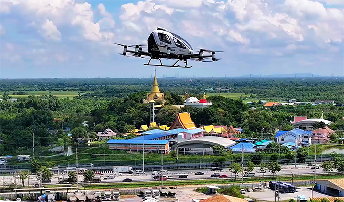 Pesawat EH216-S melakukan penerbangan titik-ke-titik di area sandbox pertama di Bangkok, Thailand. (Foto: EHang)
