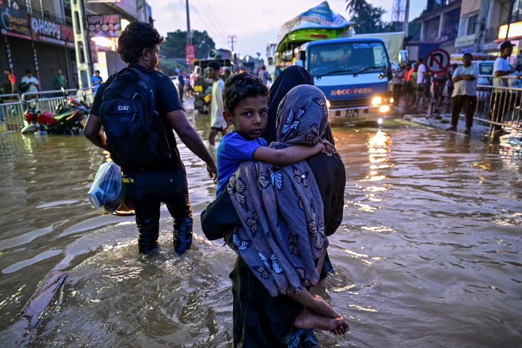 Asia flood toll tops 1,000 as military aid survivors