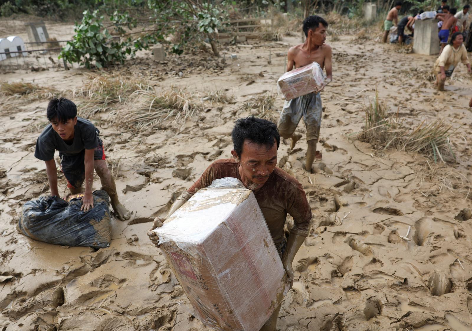 Starvation fears as Indonesia flood deaths rise over 900
