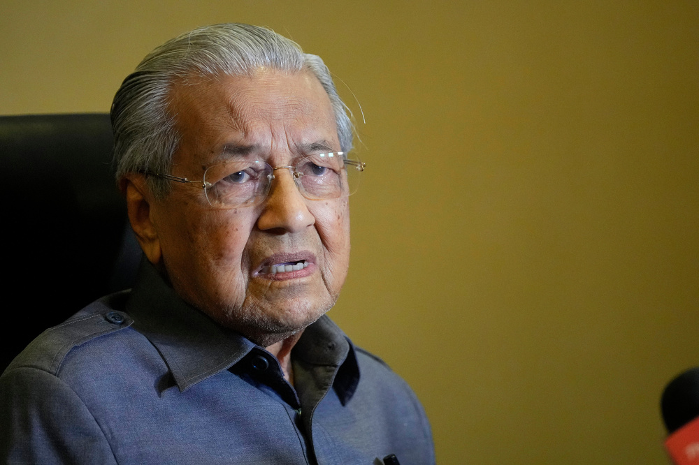 Former Malaysian PM Mahathir Mohamad says he has lost control of his leg after a fall