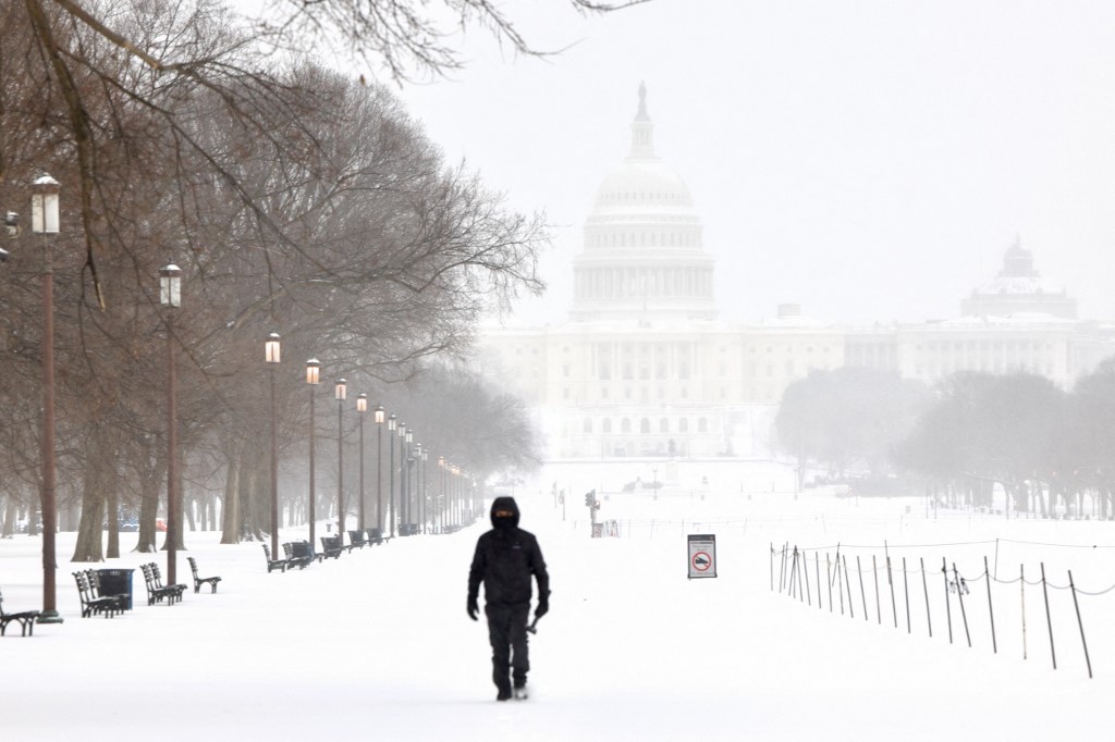 US storm leaves 670,000 without power, forces thousands of flight cancellations