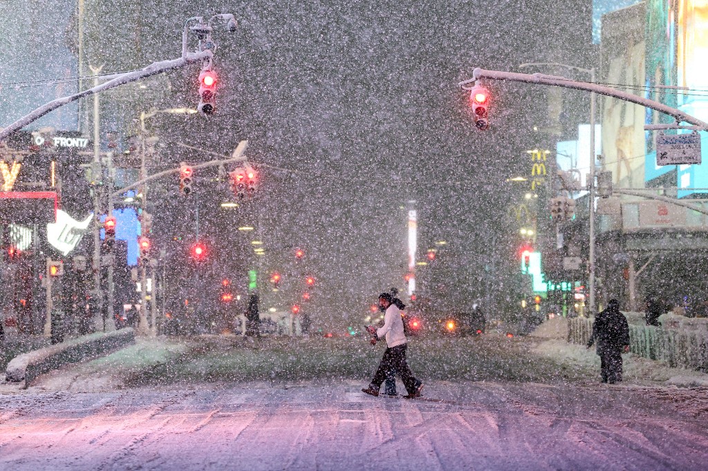 Thousands of flights cancelled as major snowstorm hits New York and US northeast