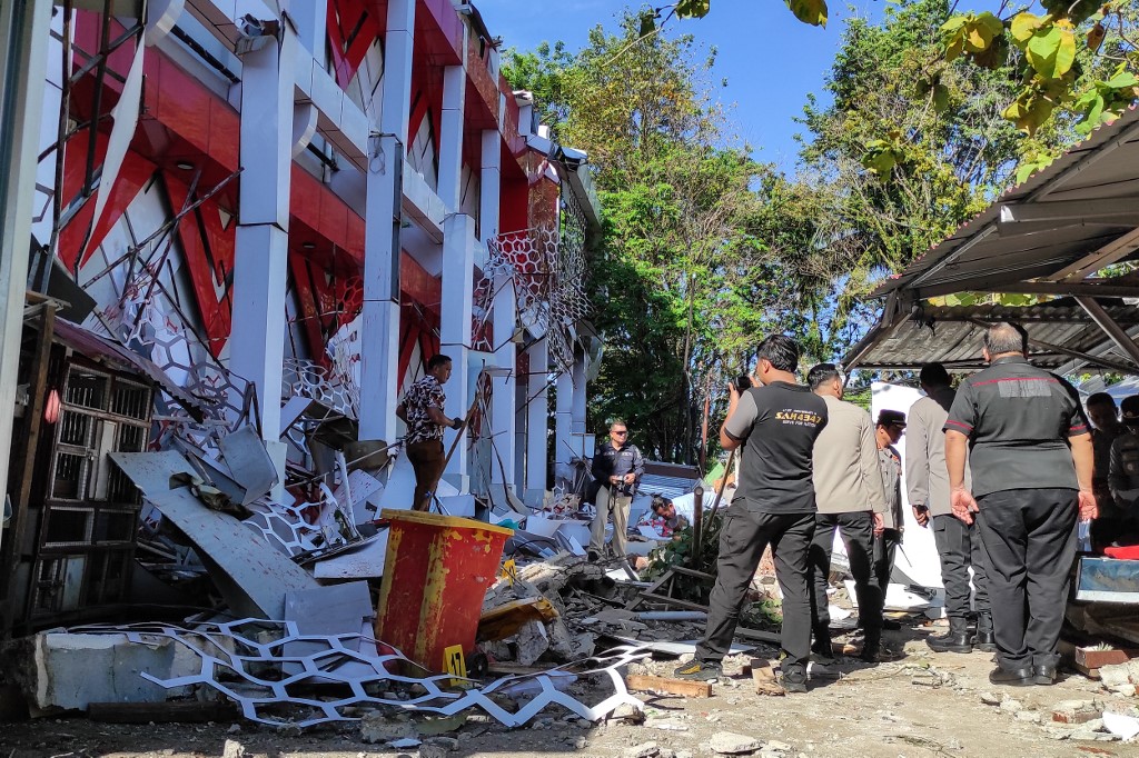 7.4-magnitude quake off Indonesia kills one, tsunami warning lifted
