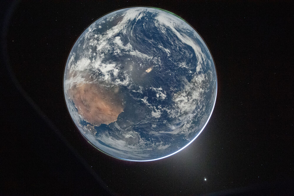Artemis II's moonbound astronauts capture Earth as they leave it behind