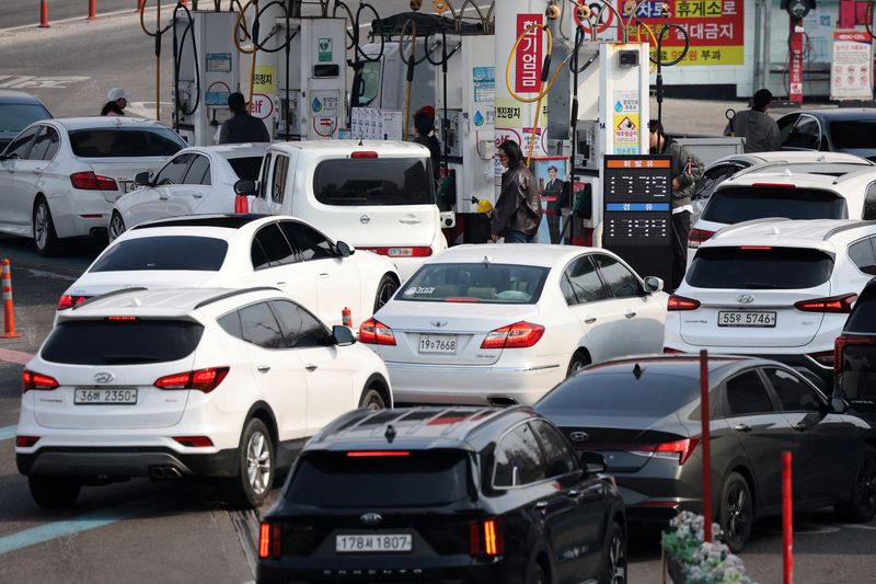 Oil steady as Hormuz shipping constraints counter US-Iran peace hopes