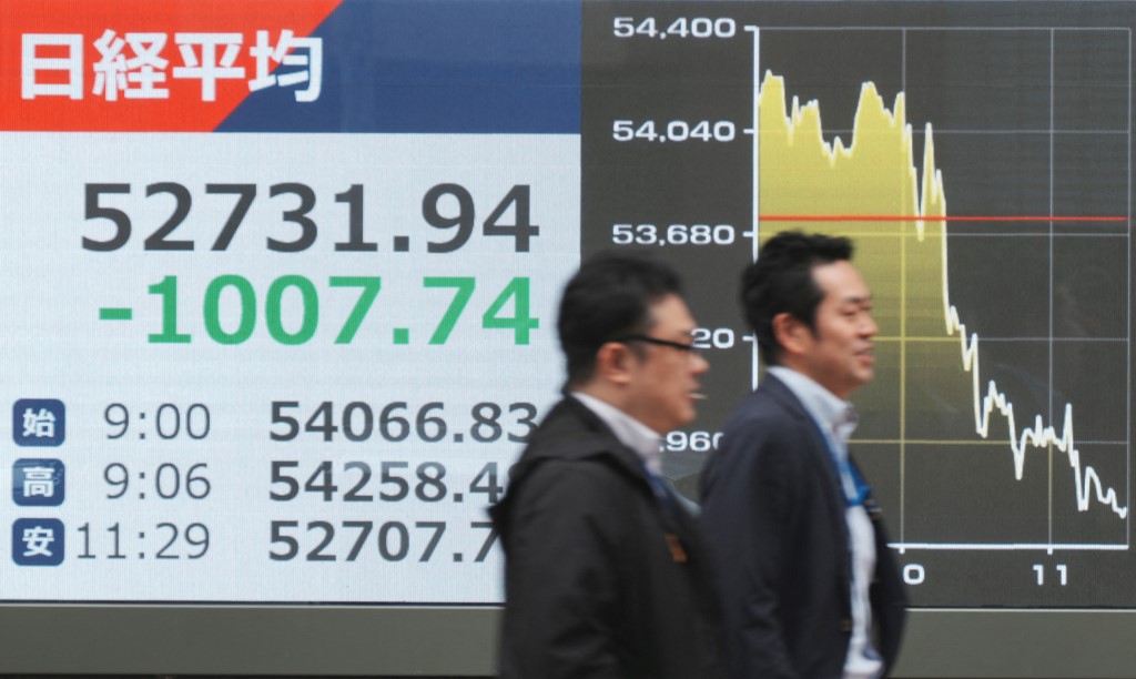 Asian stocks reverse as investors await news on US-Iran peace talks