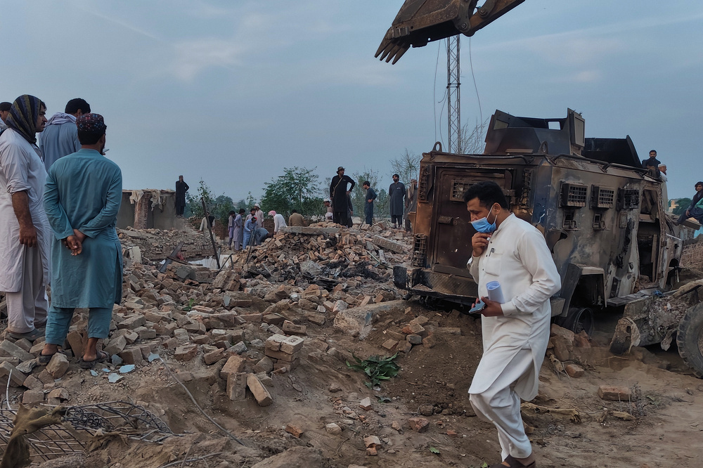 Car bombing and shootout kills 14 Pakistani police officers