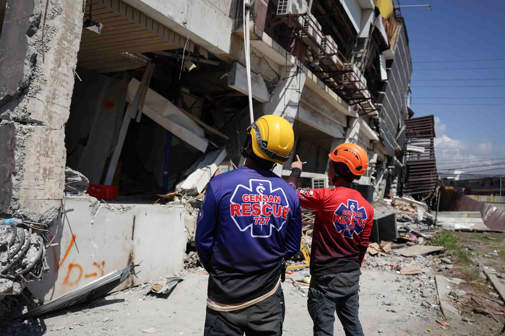 Rescuers race to reach trapped victims after powerful quake in southern Philippines