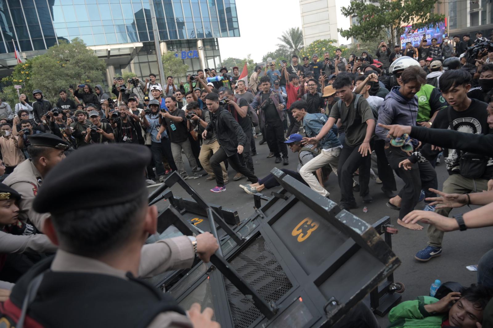 Students hold 'Heading to Bankrupt Indonesia' protests against Prabowo's policies
