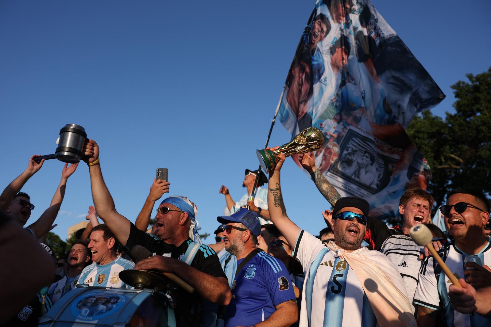 Heavyweights Argentina and France start World Cup quests