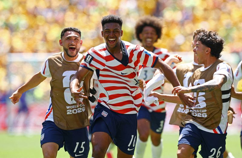 US advance to World Cup round of 32 with dominant 2-0 win over Australia