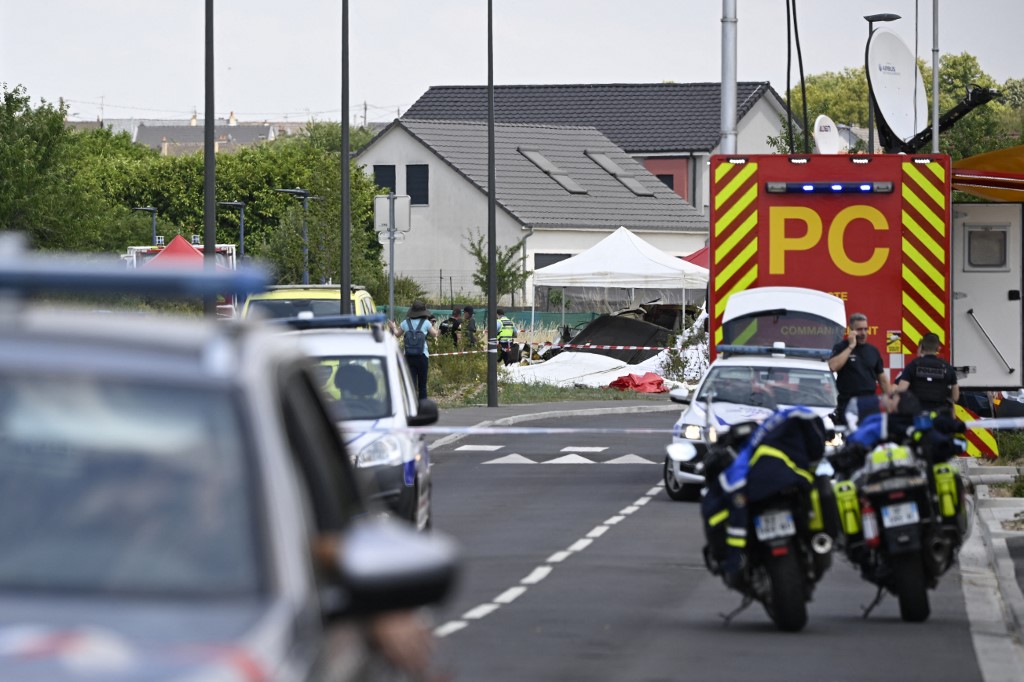 Skydiving plane crash kills 11 in France