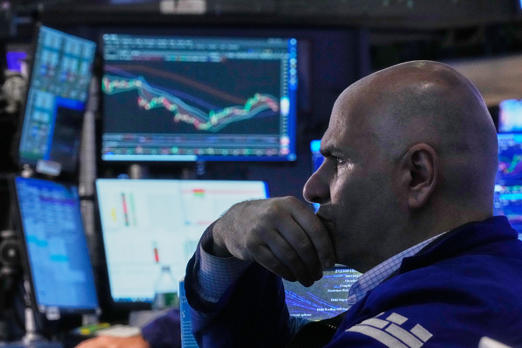 Tech rebound lifts Dow to record, yen hits 40-year low against dollar