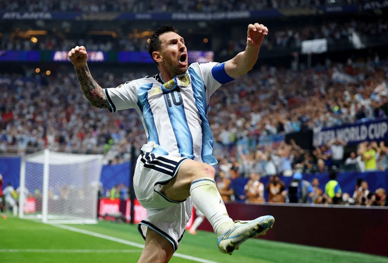 Argentina produce epic World Cup fightback to beat Egypt, reach quarters