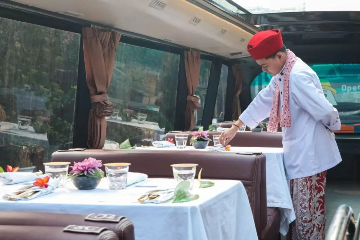 Jakarta luncurkan bus wisata open dining, bersantap mewah sambil keliling kota