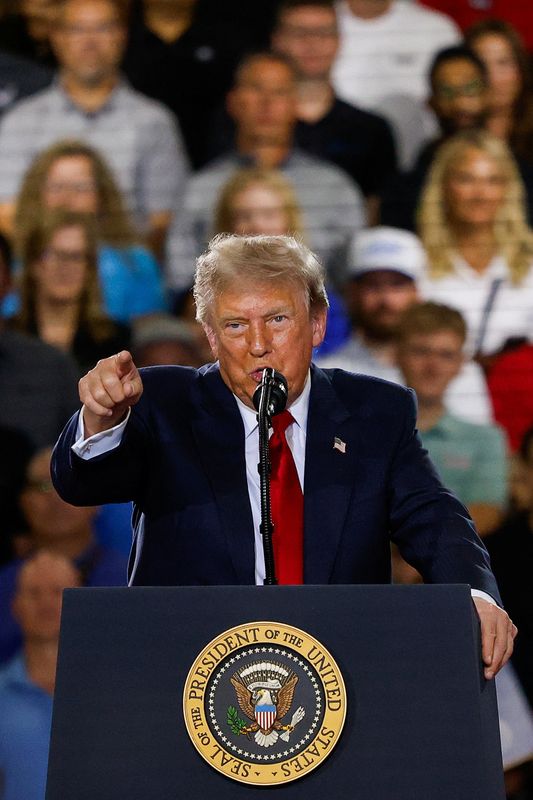 Commentary: Why a booming economy is not helping Trump