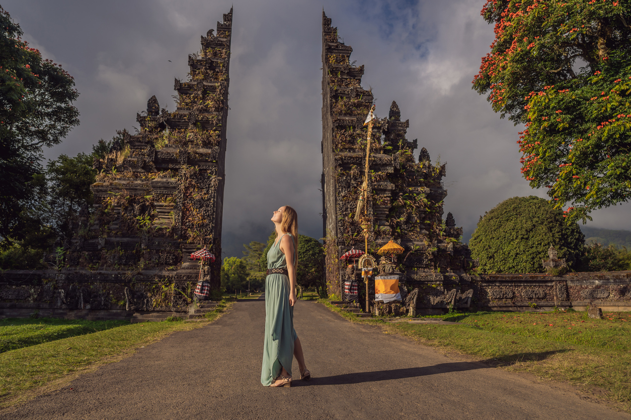 Kreator konten asing di Bali makin diawasi, tapi apakah regulasinya sudah cukup jelas?