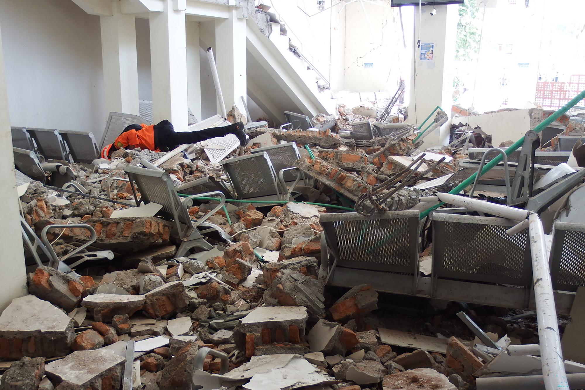 Rescuers search for survivors as Indonesian quake death toll rises to 47